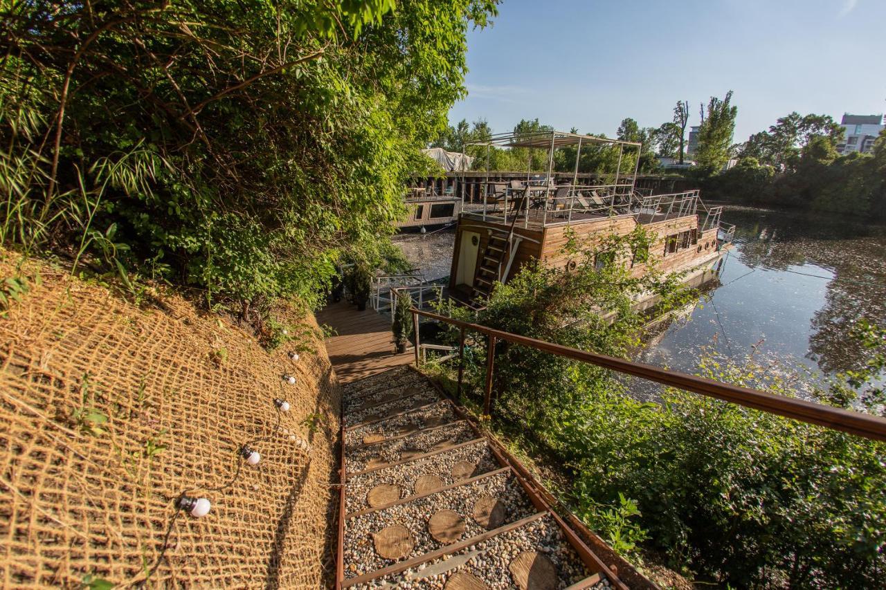 Bay Houseboats Botel Prague