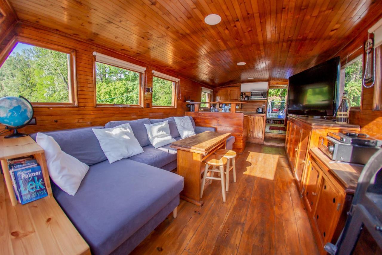 Bay Houseboats Botel